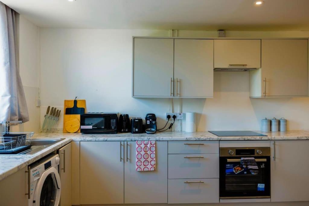 2 Bedrooms -Parking-Very Spacious-Wifi 런던 외부 사진