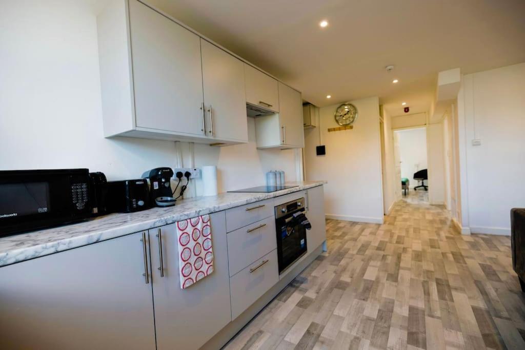 2 Bedrooms -Parking-Very Spacious-Wifi 런던 외부 사진