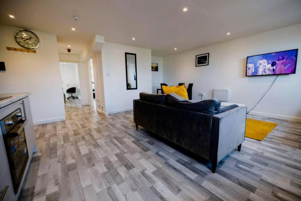 2 Bedrooms -Parking-Very Spacious-Wifi 런던 외부 사진