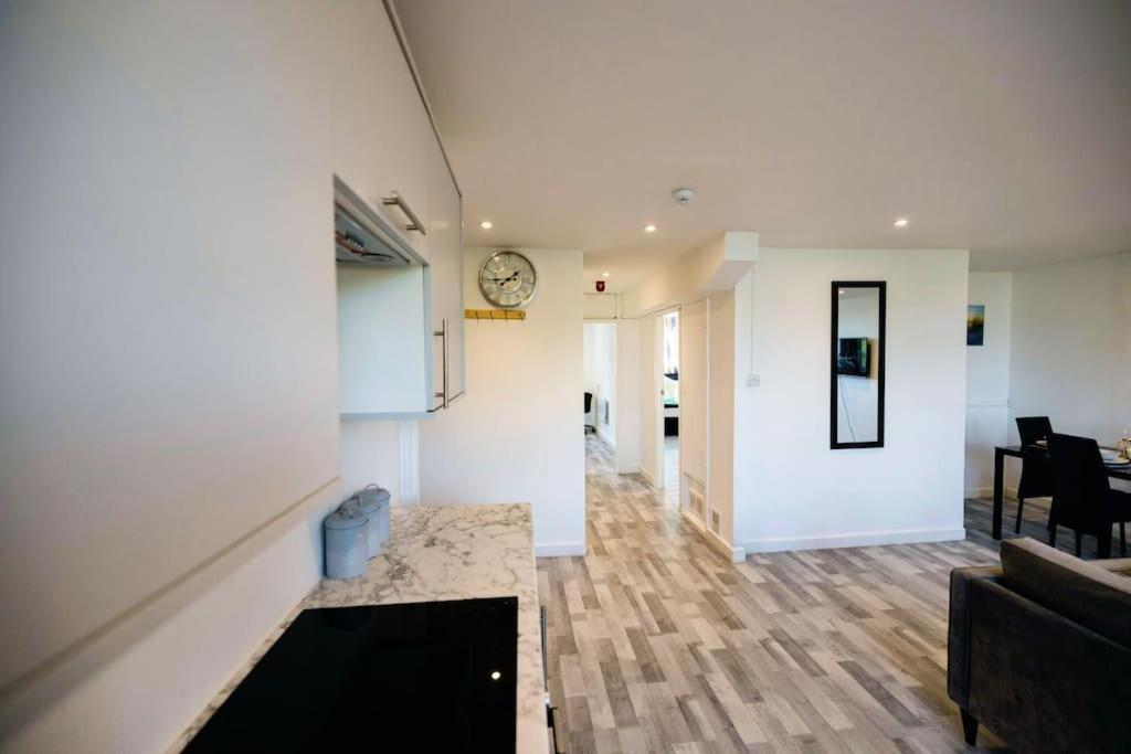 2 Bedrooms -Parking-Very Spacious-Wifi 런던 외부 사진